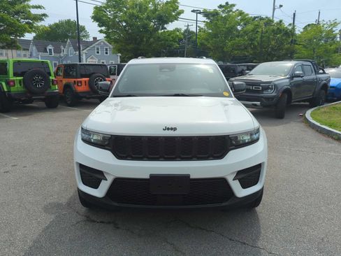 Used 2023 Jeep Grand Cherokee Altitude AWD/4WD image 9