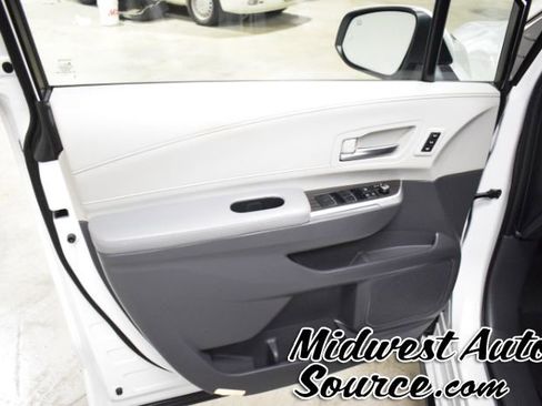Used 2022 Toyota Sienna Limited image 11