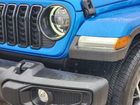 Used 2024 Jeep Wrangler Sahara w/ Technology Group image 9