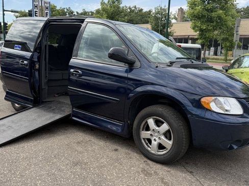 Used 2005 Dodge Grand Caravan SXT FWD image 2
