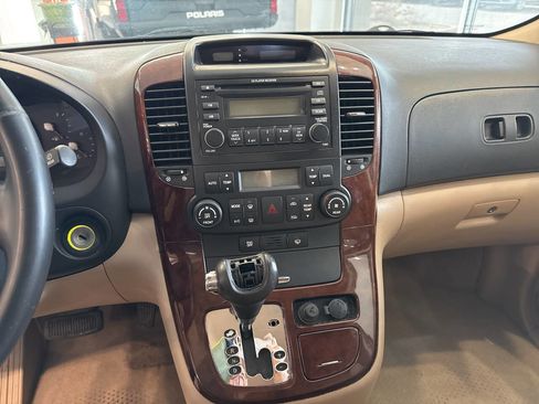 Used 2007 Hyundai Entourage GLS image 17