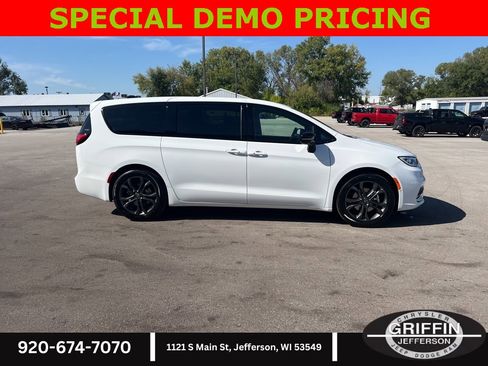 New 2026 Chrysler Pacifica Select image 12