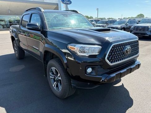 Used 2019 Toyota Tacoma TRD Sport AWD/4WD image 9
