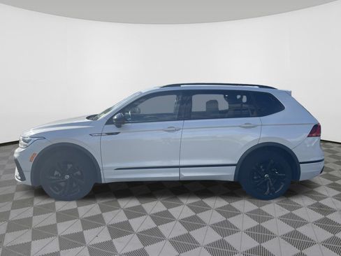 Used 2023 Volkswagen Tiguan SE R-Line AWD/4WD image 4