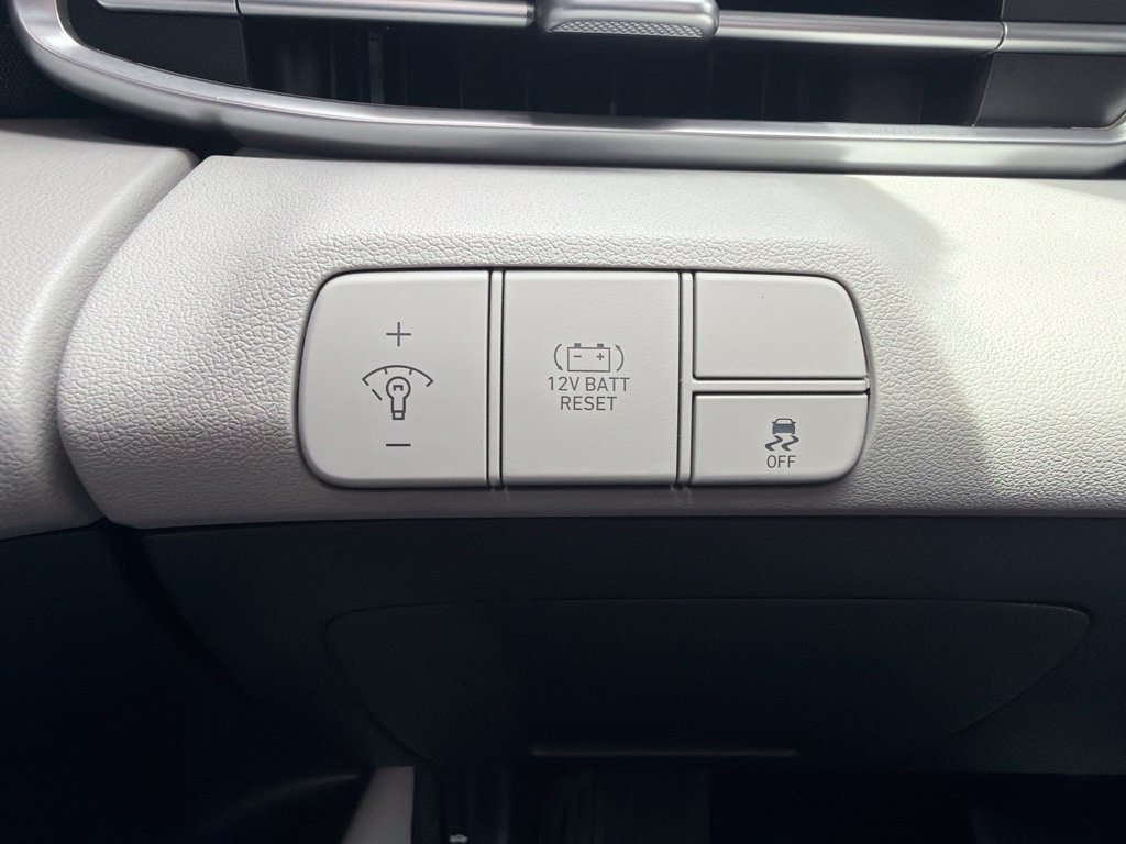 Certified 2025 Hyundai Elantra Limited FWD image 33