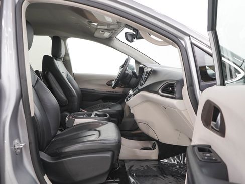 Used 2018 Chrysler Pacifica Touring-L FWD image 11