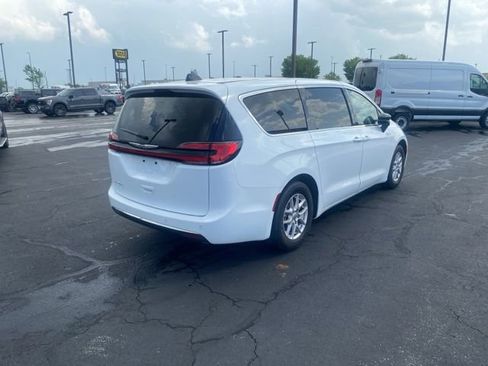 Used 2024 Chrysler Pacifica Touring-L FWD image 6