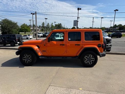 Used 2025 Jeep Wrangler Unlimited Sahara AWD/4WD image 9