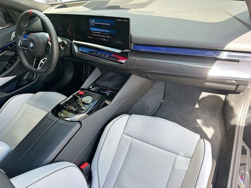 Used 2026 BMW M5 w/ Executive Package image 32