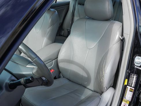 Used 2011 Toyota Camry XLE w/ SE/XLE Extra-Value Pkg FWD image 16