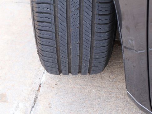 Used 2020 Chrysler Pacifica Touring-L w/ Tire & Wheel Group image 30