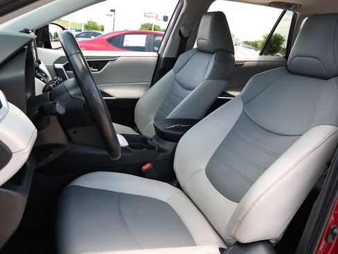 Used 2019 Toyota RAV4 XLE Premium FWD image 27