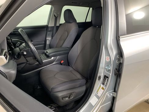 Used 2024 Toyota Highlander LE AWD/4WD image 31