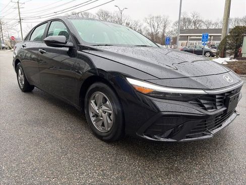 Used 2025 Hyundai Elantra SE image 3