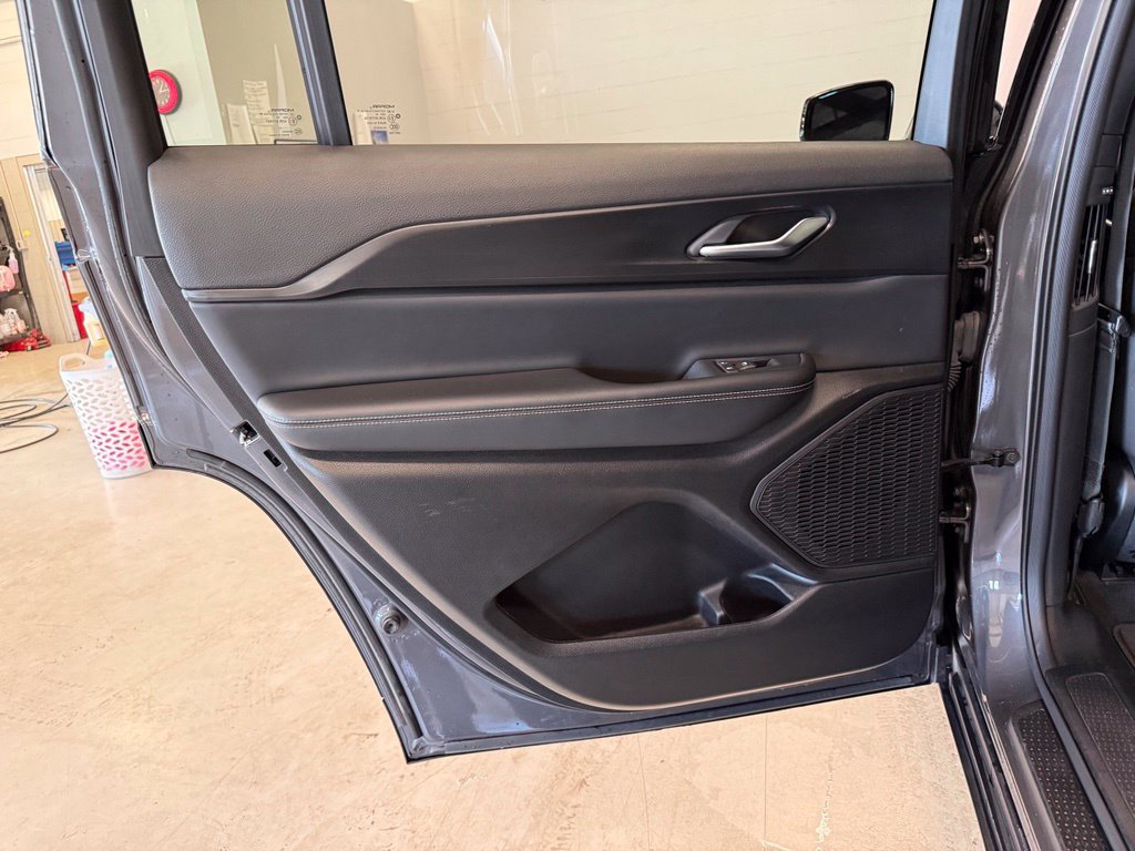 Used 2023 Jeep Grand Cherokee L Laredo AWD/4WD image 17