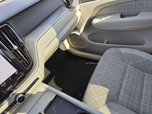Used 2022 Volvo XC60 B5 Momentum image 19