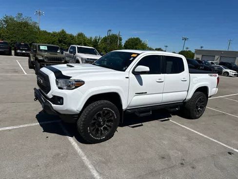 Used 2017 Toyota Tacoma TRD Sport AWD/4WD image 16