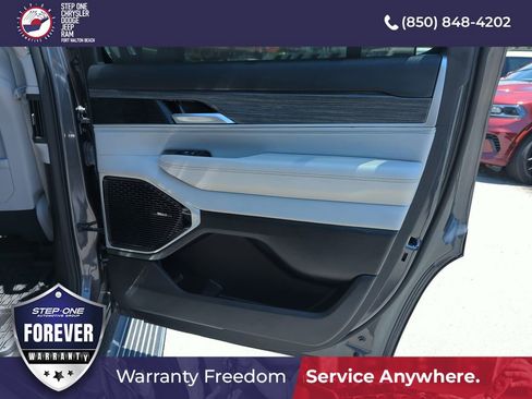 Used 2024 Jeep Wagoneer Series III w/ Premium Group I AWD/4WD image 34