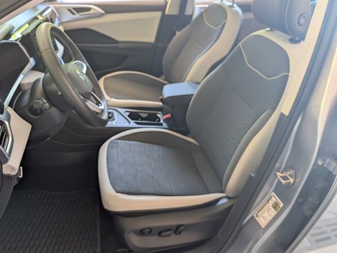 Used 2025 Volkswagen Taos SE w/ Panoramic Sunroof Package FWD image 17