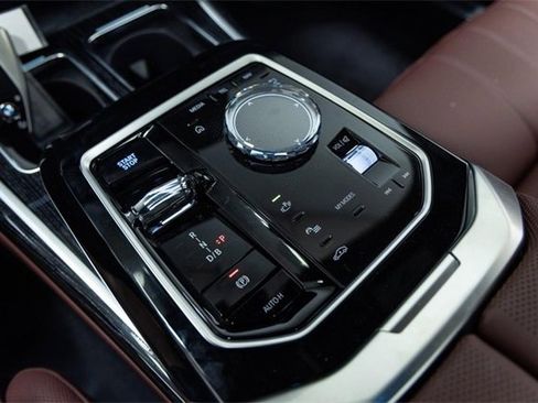 Used 2025 BMW i7 xDrive60 w/ Executive Package image 23