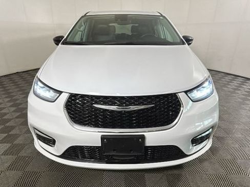 Used 2024 Chrysler Pacifica Touring-L FWD image 7