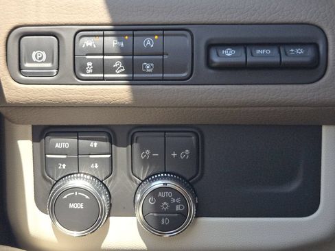 Used 2024 GMC Yukon XL Denali AWD/4WD image 23