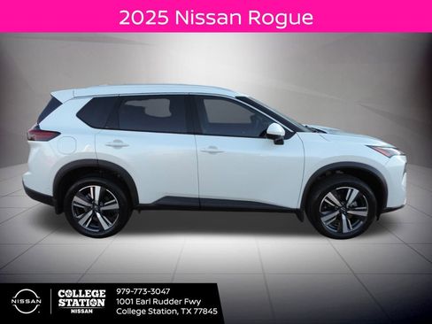 Used 2025 Nissan Rogue SL image 2