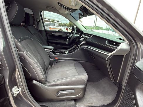 Used 2023 Jeep Grand Cherokee Laredo RWD image 25