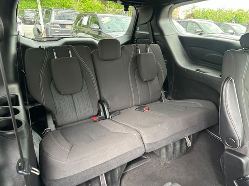 Certified 2023 Chrysler Pacifica Touring FWD image 21