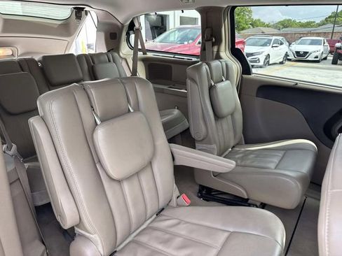 Used 2013 Chrysler Town & Country Touring image 9