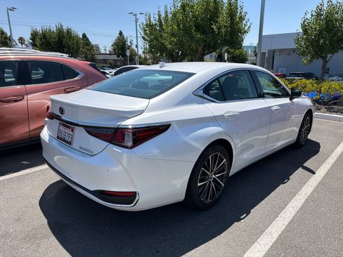 Used 2025 Lexus ES 300h w/ Premium Package FWD image 5