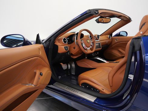 Used 2017 Ferrari California T RWD image 21