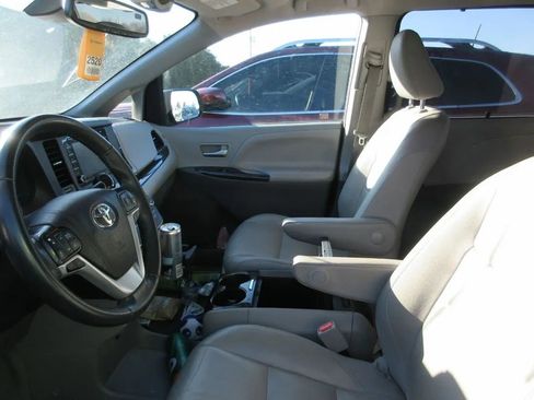 Used 2020 Toyota Sienna XLE image 2