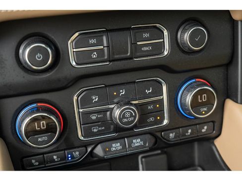 Used 2021 Chevrolet Tahoe Premier w/ Premium Package RWD image 27