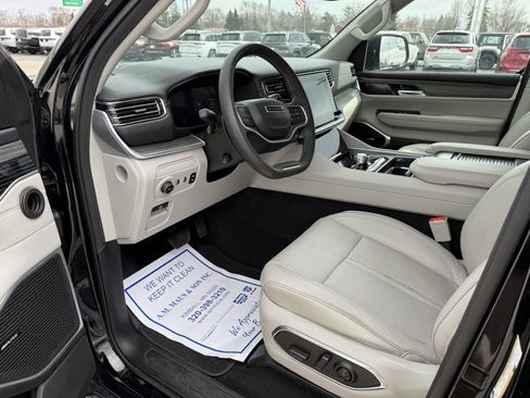 Used 2023 Jeep Wagoneer L Series II image 10