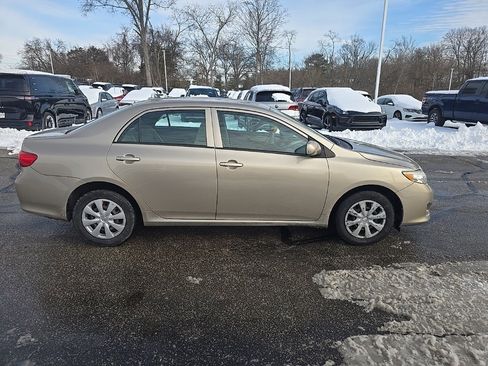 Used 2010 Toyota Corolla LE image 2