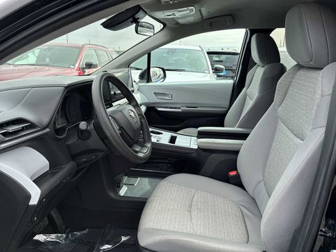 Used 2025 Toyota Sienna LE image 13