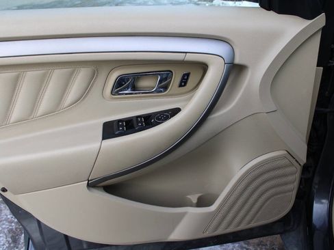 Used 2015 Ford Taurus SE image 11