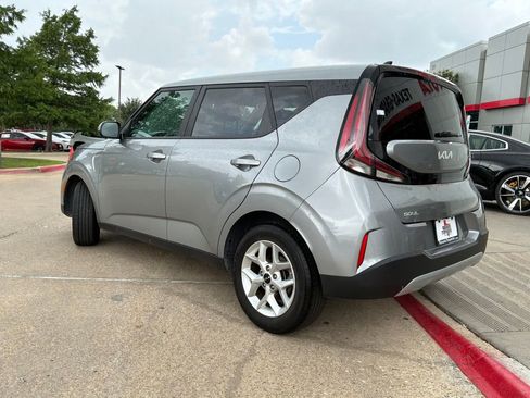 Used 2025 Kia Soul LX w/ LX Technology Package FWD image 8