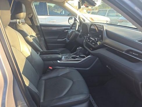 Used 2024 Toyota Highlander Limited FWD image 11