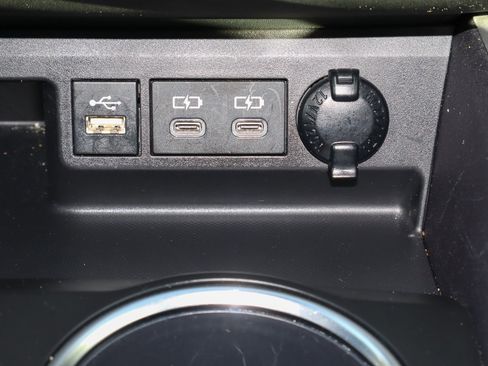 Used 2023 Toyota Highlander XLE image 23