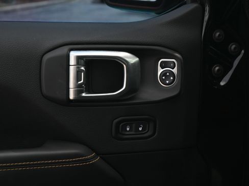 Used 2025 Jeep Wrangler Unlimited Sahara AWD/4WD image 15