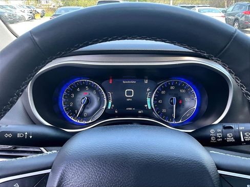 Used 2023 Chrysler Pacifica Touring-L FWD image 25