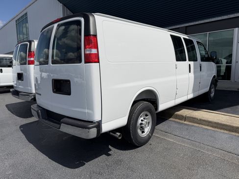 New 2026 Chevrolet Express 3500 Extended RWD image 7