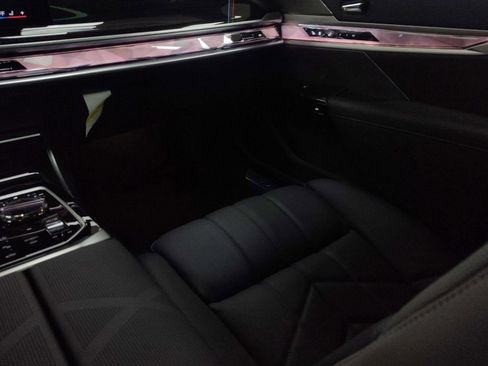 Used 2026 BMW 750e xDrive image 25