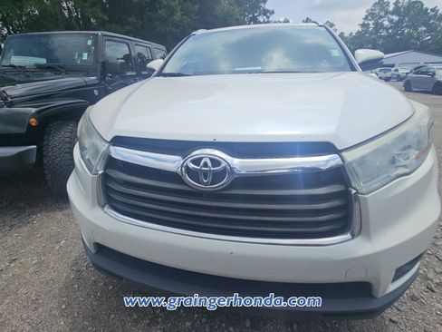 Used 2015 Toyota Highlander XLE FWD image 3
