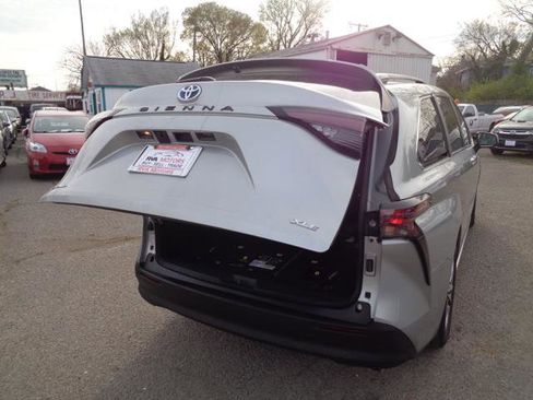 Used 2025 Toyota Sienna XLE w/ XLE Plus Package image 12