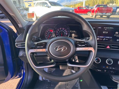 Used 2021 Hyundai Elantra SE image 15