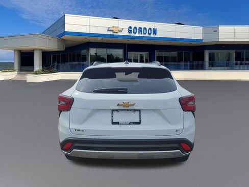 Used 2024 Chevrolet Trax LT w/ LT Convenience Package FWD image 4