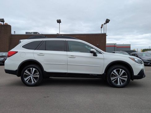 Used 2018 Subaru Outback 3.6R Limited AWD/4WD image 3